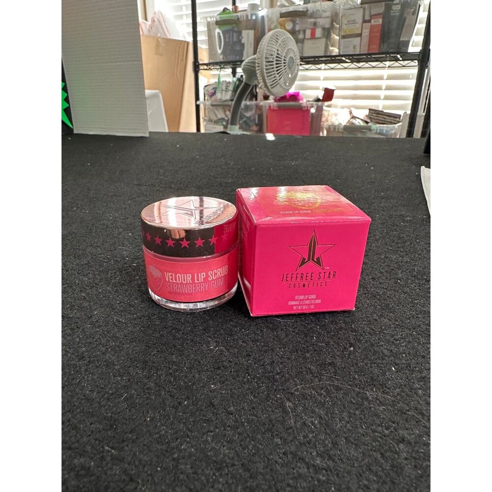 Jeffree Star Velour Lip Scrub - strawberry gum